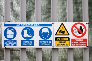 Güvenlik ve uyarı işaretleri bir inşaat sitesinde