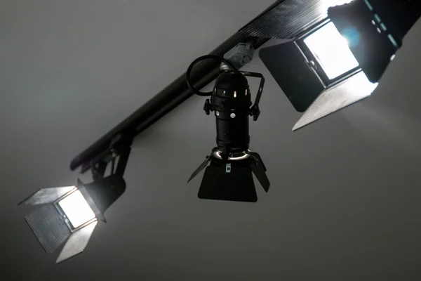 天花板上的工作室头灯 — 图库照片
