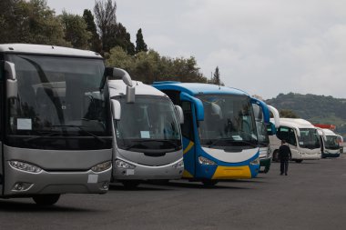 Park edilmiş tur otobüsleri Lizbon