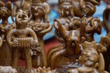 soyut figürleri tasvir eden birkaç dekoratif heykel