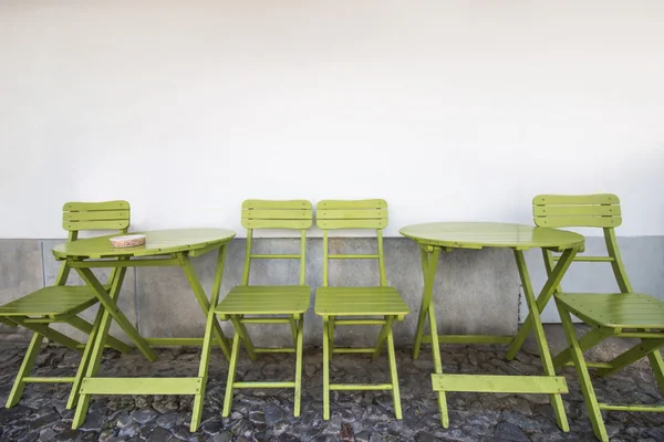 Tipikus kávéház és étterem székek és asztalok — Stock Fotó