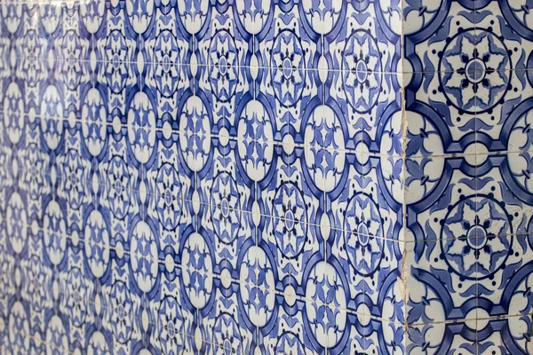 Detalhe do canto de um edifício com azulejos portugueses — Fotografia de Stock