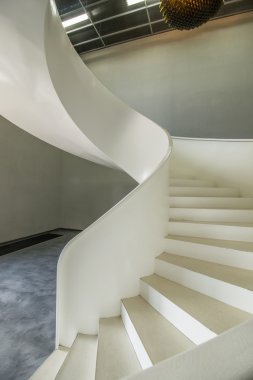Beyaz güzel ve modern döner merdiven