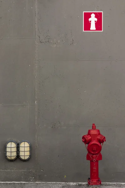 Red fire hydrant z znak ostrzegawczy — Zdjęcie stockowe