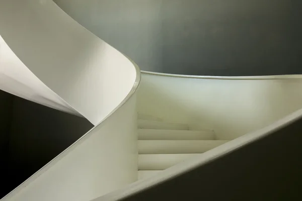 Piękne i nowoczesne białe spiralne schody — Zdjęcie stockowe