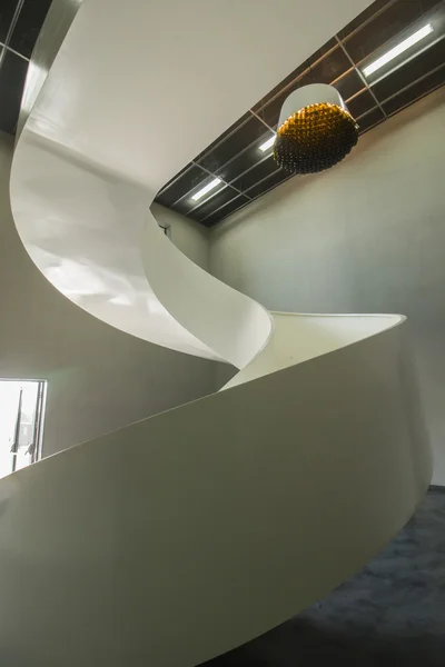 Hermosa y moderna escalera de caracol blanco — Foto de Stock