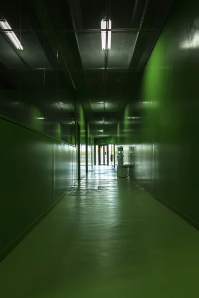 Nowoczesny przemysłowych dlugo zielony korytarz — Zdjęcie stockowe
