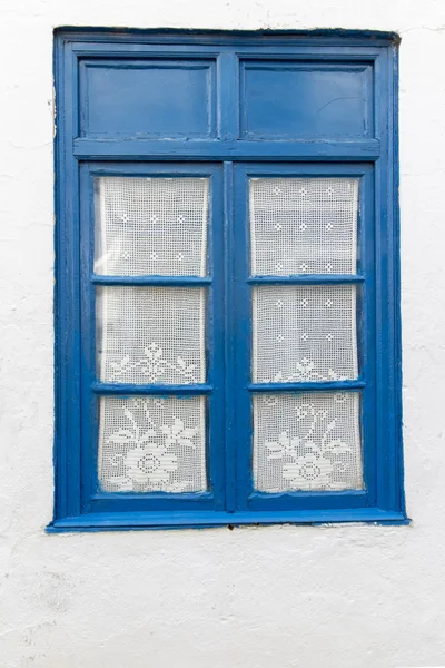 Janela típica azul portuguesa — Fotografia de Stock