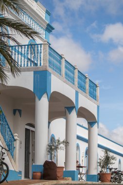 bir tepenin üstüne güzel Emlak villa