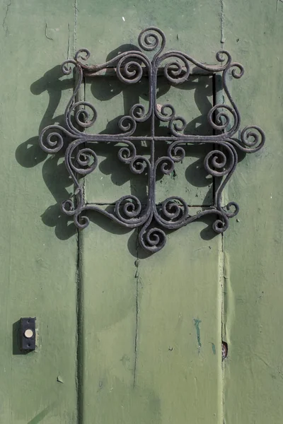 Eski yeşil ahşap kapı ile metal süs — Stok fotoğraf