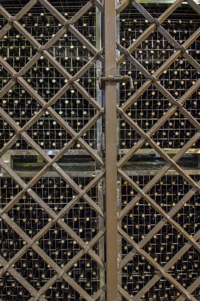 Большое хранилище бутылки вина заперто в подвале — стоковое фото