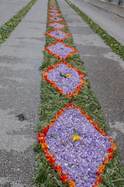 Çiçek meşaleler geleneksel dini geçit