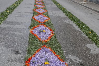 Çiçek meşaleler geleneksel dini geçit