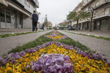 Çiçek meşaleler geleneksel dini geçit