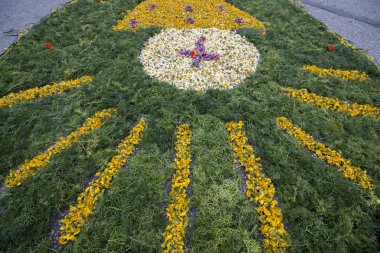 Çiçek meşaleler geleneksel dini geçit