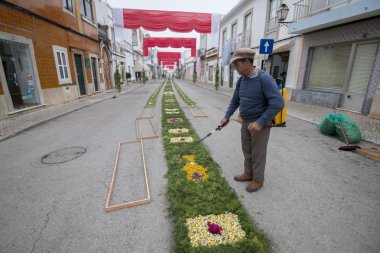 Çiçek meşaleler geleneksel dini geçit