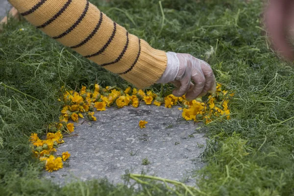 Procesión religiosa tradicional de las antorchas de flores — Foto de Stock