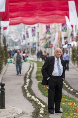 Çiçek meşaleler geleneksel dini geçit