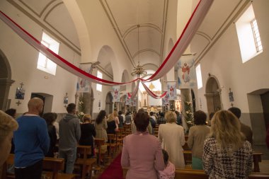 Çiçek meşaleler geleneksel dini geçit