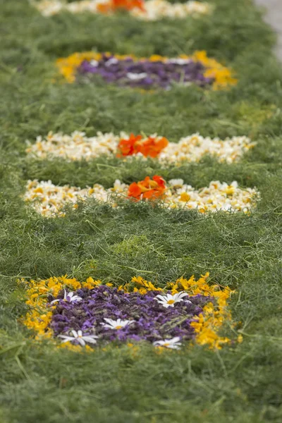 Çiçek meşaleler geleneksel dini geçit