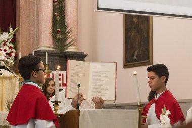 Çiçek meşaleler geleneksel dini geçit