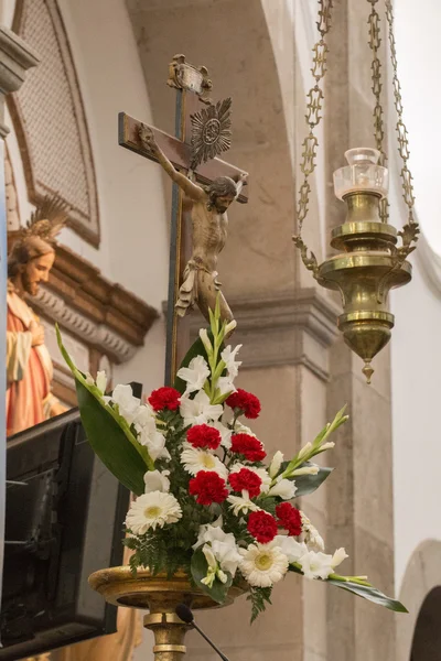 Procesión religiosa tradicional de las antorchas de flores — Foto de Stock