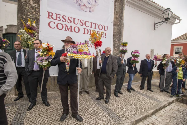 Procession religieuse traditionnelle des torches de fleurs — Photo