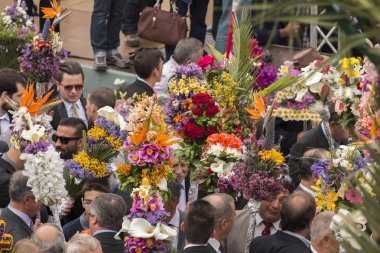 Çiçek meşaleler geleneksel dini geçit
