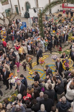 Çiçek meşaleler geleneksel dini geçit