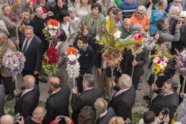 Çiçek meşaleler geleneksel dini geçit