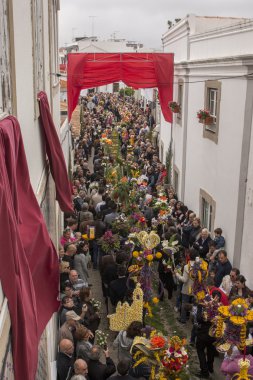 Çiçek meşaleler geleneksel dini geçit