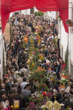 Çiçek meşaleler geleneksel dini geçit