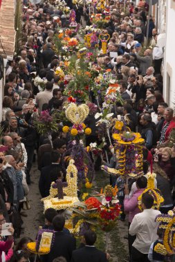 Çiçek meşaleler geleneksel dini geçit