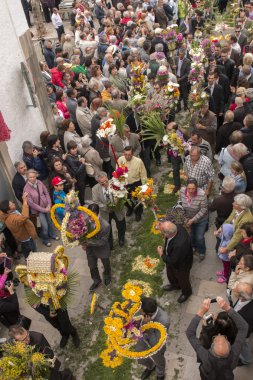 Çiçek meşaleler geleneksel dini geçit