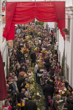 Çiçek meşaleler geleneksel dini geçit