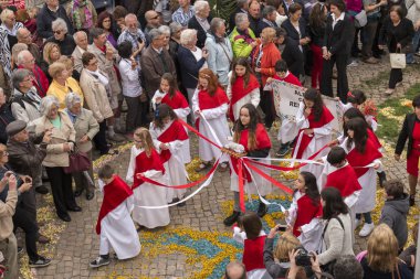 Çiçek meşaleler geleneksel dini geçit