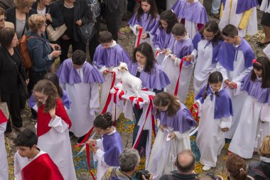 Çiçek meşaleler geleneksel dini geçit