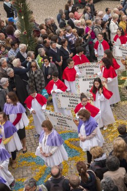 Çiçek meşaleler geleneksel dini geçit