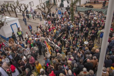 Çiçek meşaleler geleneksel dini geçit