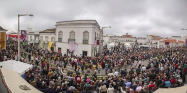 Çiçek meşaleler geleneksel dini geçit