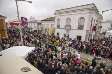 Çiçek meşaleler geleneksel dini geçit
