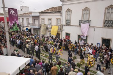 Çiçek meşaleler geleneksel dini geçit