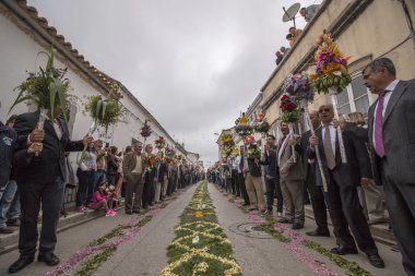 Çiçek meşaleler geleneksel dini geçit
