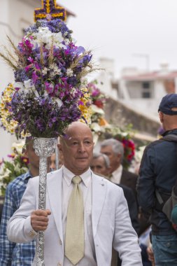 Çiçek meşaleler geleneksel dini geçit