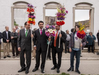 Çiçek meşaleler geleneksel dini geçit