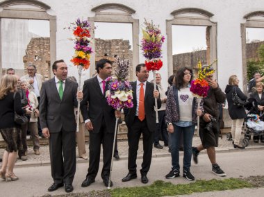 Çiçek meşaleler geleneksel dini geçit