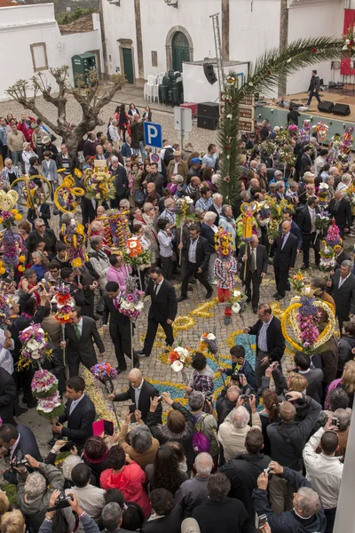 Procesión religiosa tradicional de las antorchas de flores —  Fotos de Stock