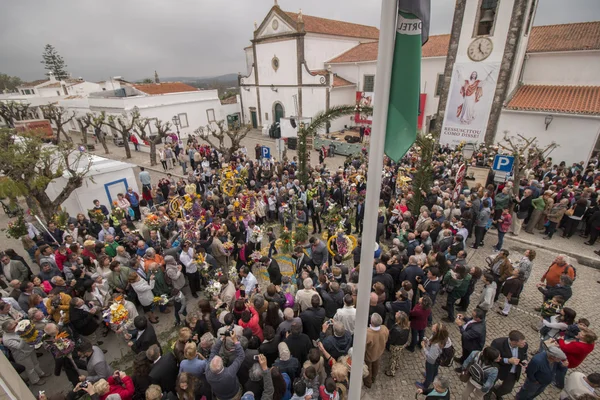 Procession religieuse traditionnelle des torches de fleurs — Photo