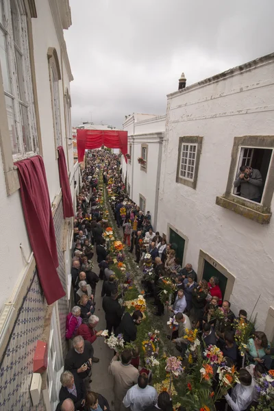 Procession religieuse traditionnelle des torches de fleurs — Photo