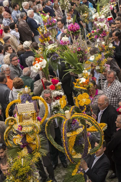 Procesión religiosa tradicional de las antorchas de flores — Foto de Stock